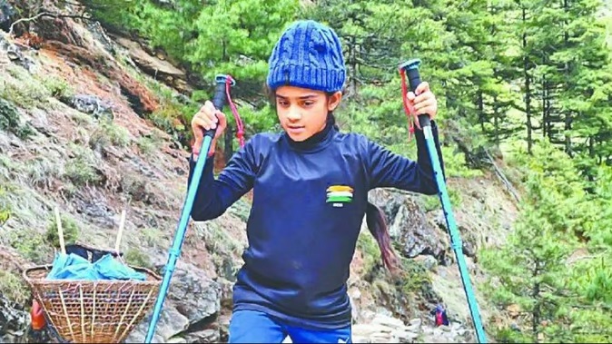 उपलब्धि : सानवी ने एवरेस्ट बेस कैंप पर फहराया झंडा