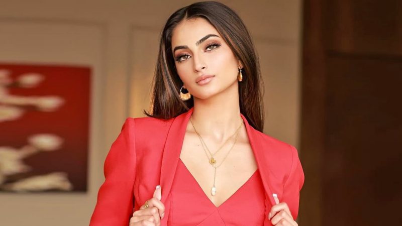 डार्क ग्रे में गॉर्जियस लुक