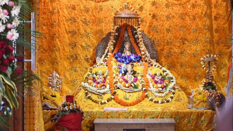 अयोध्या के राजा को फलों के राजा का भोग, चढ़ाए गए 11000 हापुस आम