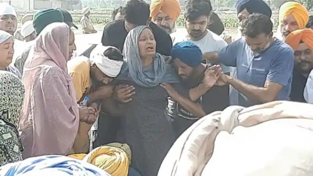 सिद्धू मूसेवाला की अस्थियां बटोरते हुए भावुक पिता ने कहा… कोई अपने बेटे को मशहूर न बनाना, मेरे बेटे को मशहूरी ने खा लिया