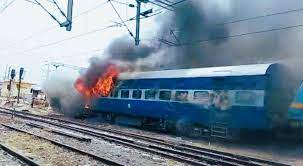 ‘अग्निपथ’ पर बवाल, पांच ट्रेनें फूंकी