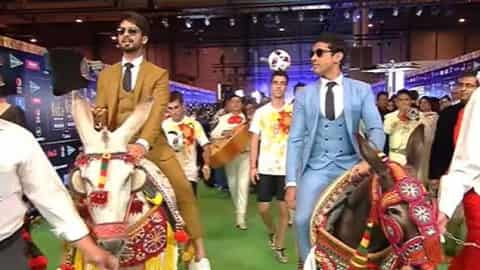 गधे पर सवार होकर IIFA में पहुंचे शाहिद कपूर, फरहान अख्तर ने पूछ लिया ये मजेदार सवाल