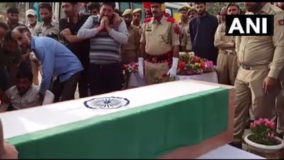 Target Killing in Kashmir: आतंकियों ने की जम्मू कश्मीर पुलिस के सब इंस्पेक्टर की हत्या, धान के खेत में मिला गोलियों से छलनी शव