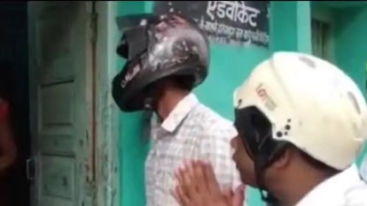 जूते पड़ने के डर से हेलमेट पहनकर प्रचार कर रहा कांग्रेस प्रत्याशी, सोशल मीडिया में मिली है धमकी