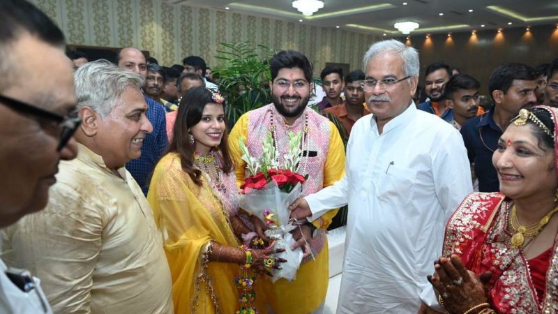मुख्यमंत्री बघेल दुर्ग विधायक के पुत्र के विवाह समारोह में शामिल हुए