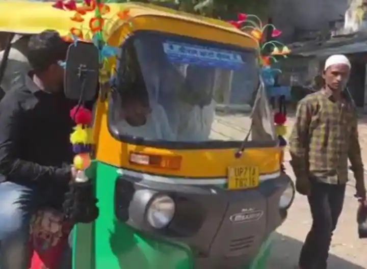 एक ऑटो, 27 सवारियां… एक-एक कर जब उतरे तो पुलिस के भी उड़ गए होश, देखिए वीडियो