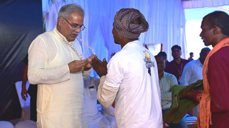 ग्राम केंवची के बिरझु बैगा ने कौड़ी की माला पहनाकर और तीर-धनुष भेंट कर स्वागत किया।