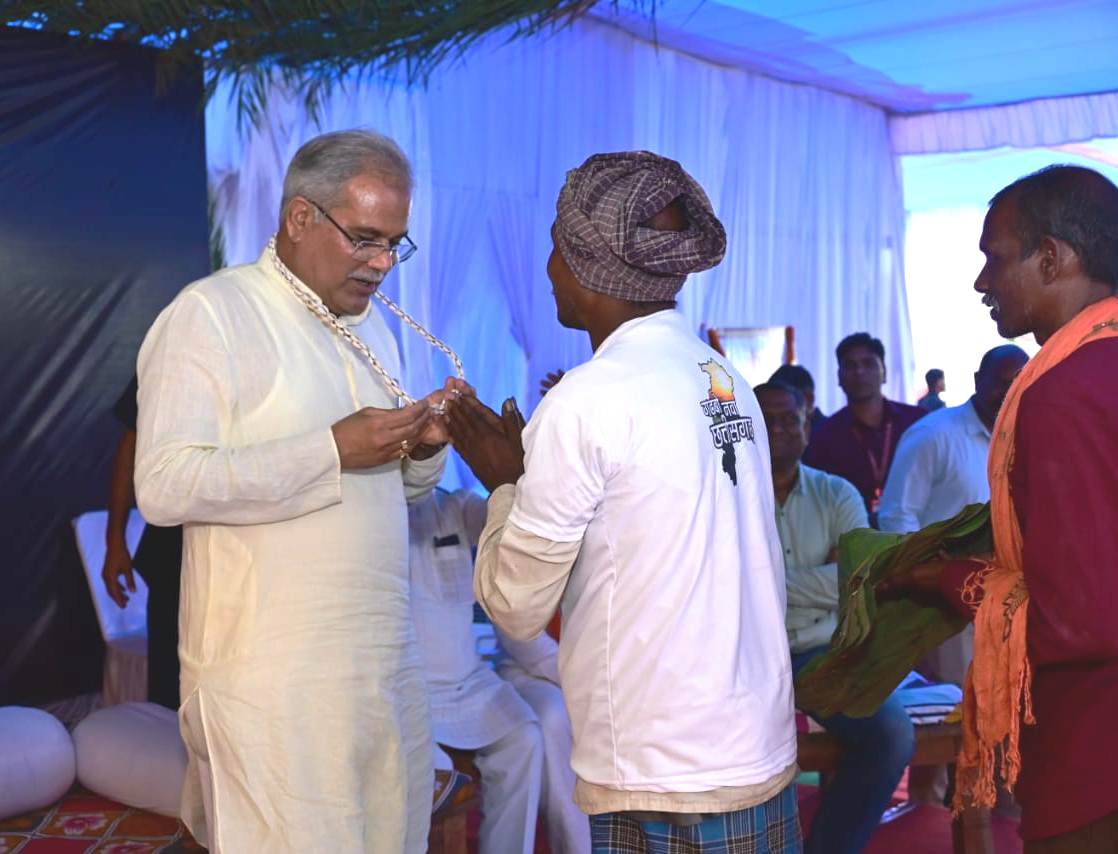 ग्राम केंवची के बिरझु बैगा ने कौड़ी की माला पहनाकर और तीर-धनुष भेंट कर स्वागत किया।