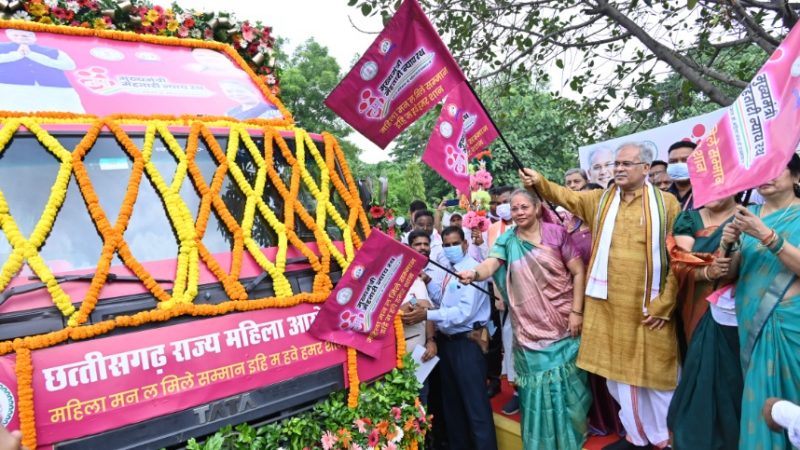 मुख्यमंत्री बघेल ने ’मुख्यमंत्री महतारी न्याय रथ’ को हरी झंडी दिखाकर रवाना किया