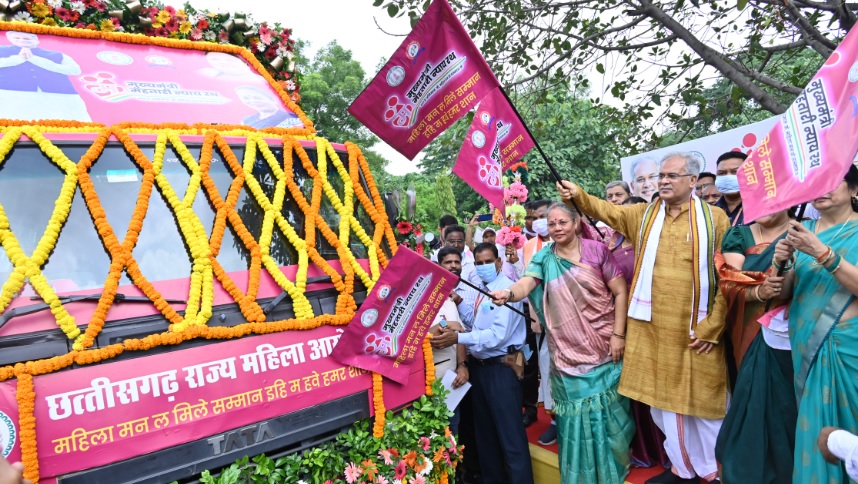 मुख्यमंत्री बघेल ने ’मुख्यमंत्री महतारी न्याय रथ’ को हरी झंडी दिखाकर रवाना किया