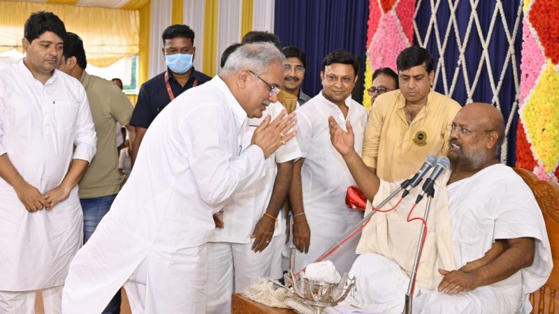 बघेल शामिल हुए संत ललितप्रभ सागर जी के दिव्य सत्संग प्रवचन माला के कार्यक्रम में