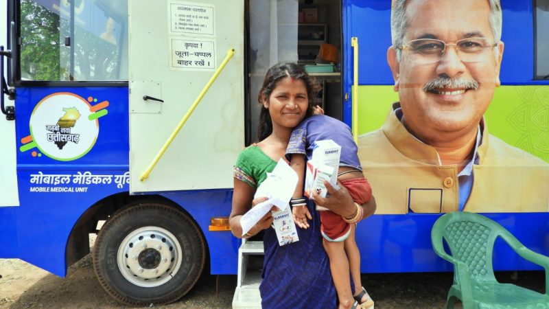 गरीबों की बस्तियों में पहुंचकर डॉक्टर कर रहे हैं इलाज