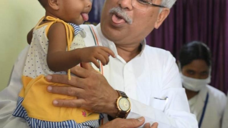 फिर छलका मुख्यमंत्री का बच्चों के प्रति प्रेम : नन्ही गरिमा की मासूम शरारत में शामिल हुए मुख्यमंत्री