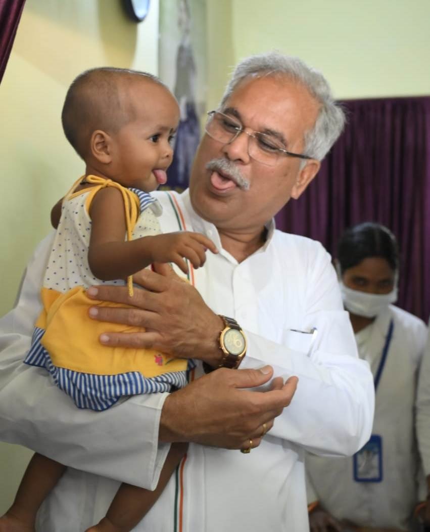 फिर छलका मुख्यमंत्री का बच्चों के प्रति प्रेम : नन्ही गरिमा की मासूम शरारत में शामिल हुए मुख्यमंत्री