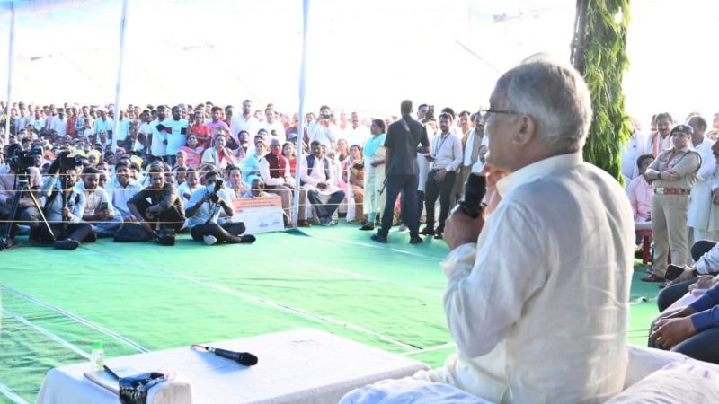 मुख्यमंत्री ने कोटमी में स्वामी आत्मानंद स्कूल, ग्राम सिकोला में मिनी स्टेडियम और सामुदायिक भवन बनाने की घोषणा की