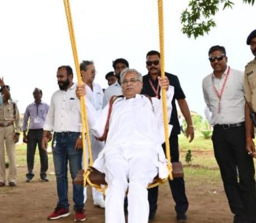 मुख्यमंत्री ने झुमका आइलैंड में झूला, झूला