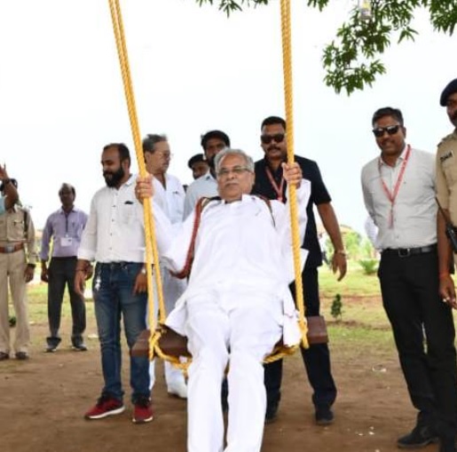 मुख्यमंत्री ने झुमका आइलैंड में झूला, झूला