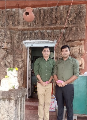 सिद्धेश्वर मंदिर पहुँचकर कलेक्टर रजत बंसल, एसपी दीपक झा ने की पूजा-अर्चना