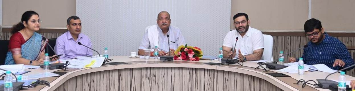 सभी गौठानों में चारागाह विकास एवं पशुधन के स्वास्थ्य पर निगरानी रखें