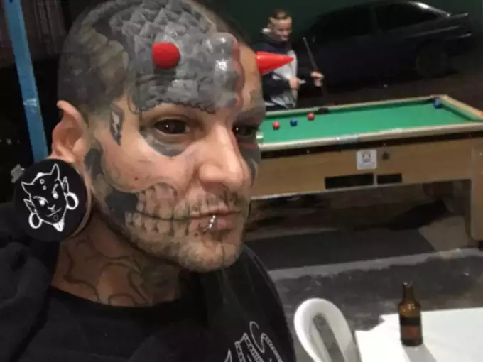 माथे पर लगवाए सींग, 40 लाख रुपये खर्च कर करवाया बॉडी मॉडिफिकेशन