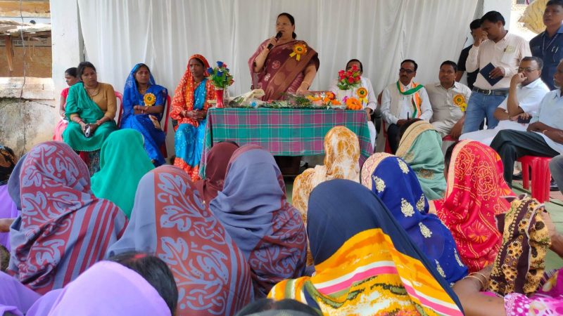 मंत्री श्रीमती भेंड़िया ने चौपाल लगाकर सुनी ग्रामीणों की समस्याएं: त्वरित निराकरण के दिए निर्देश