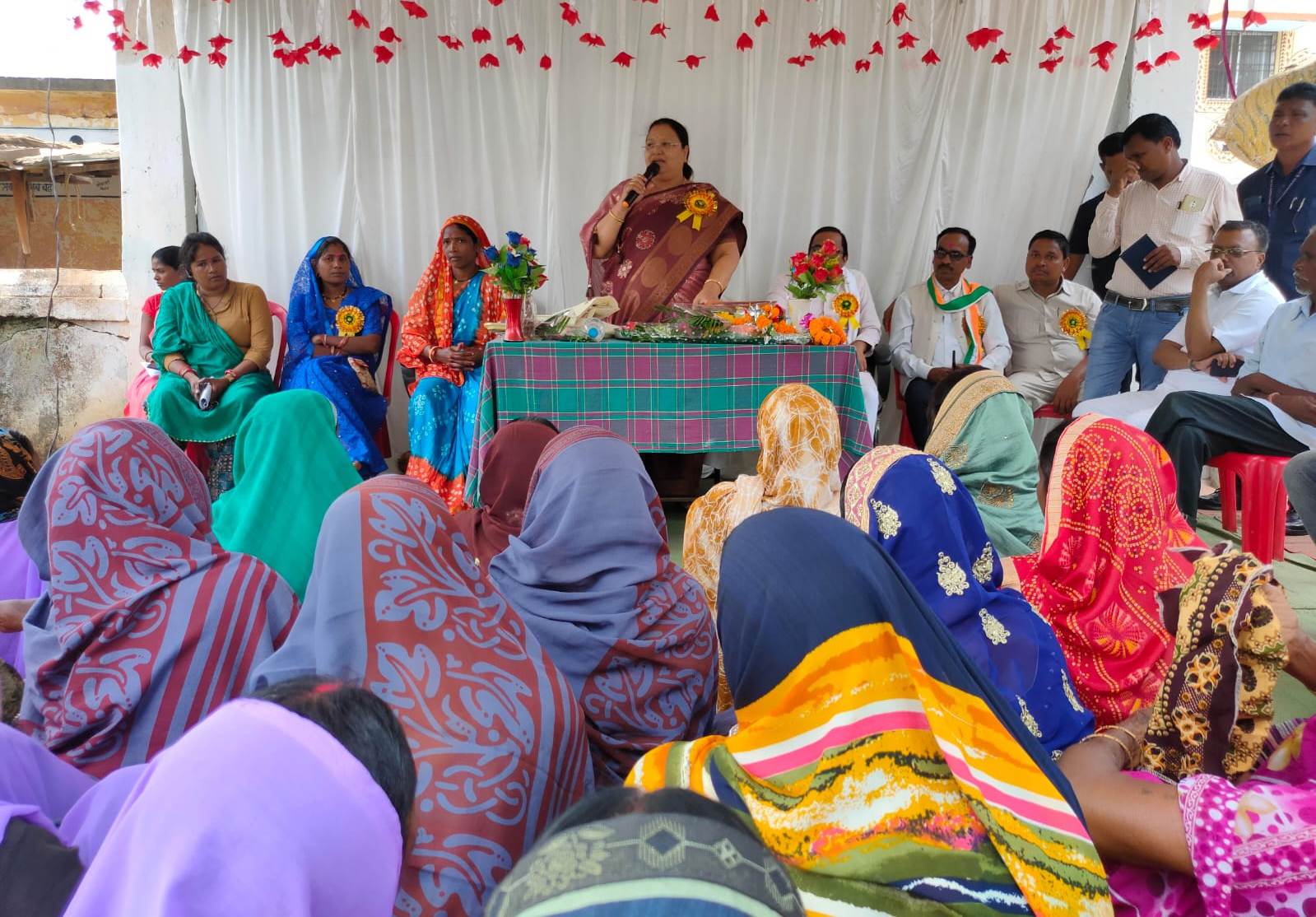 मंत्री श्रीमती भेंड़िया ने चौपाल लगाकर सुनी ग्रामीणों की समस्याएं: त्वरित निराकरण के दिए निर्देश