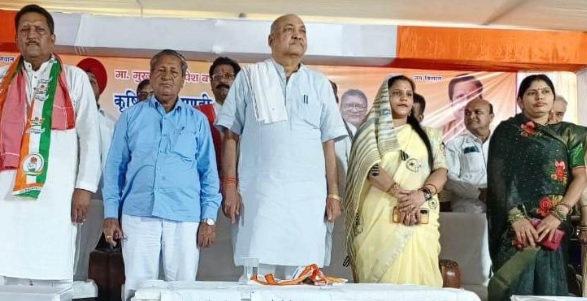 कृषि मंत्री रविन्द्र चौबे भाटापारा मंडी के नवनियुक्त पदाधिकारियों को दिलायी शपथ