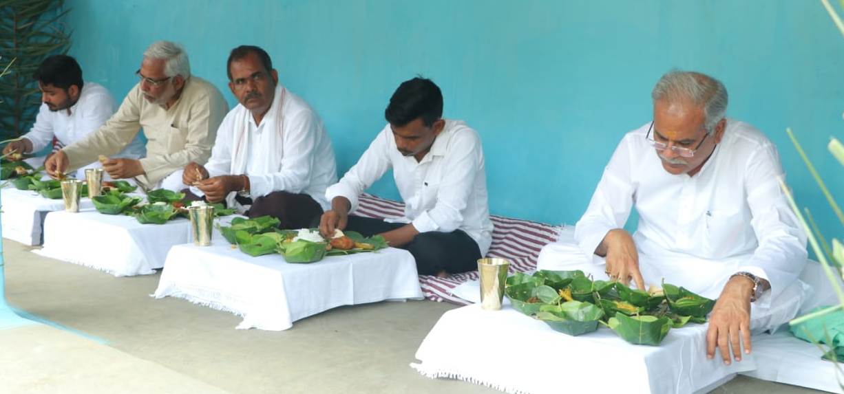 पटना में किसान परिवार के घर मुख्यमंत्री ने किया भोजन