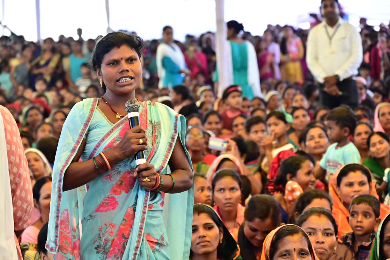 कभी गोबर से घर को पोतकर दीवारों को मजबूत बनाते थे, आज गोबर बेचकर मजबूत घर बना रहे हैं