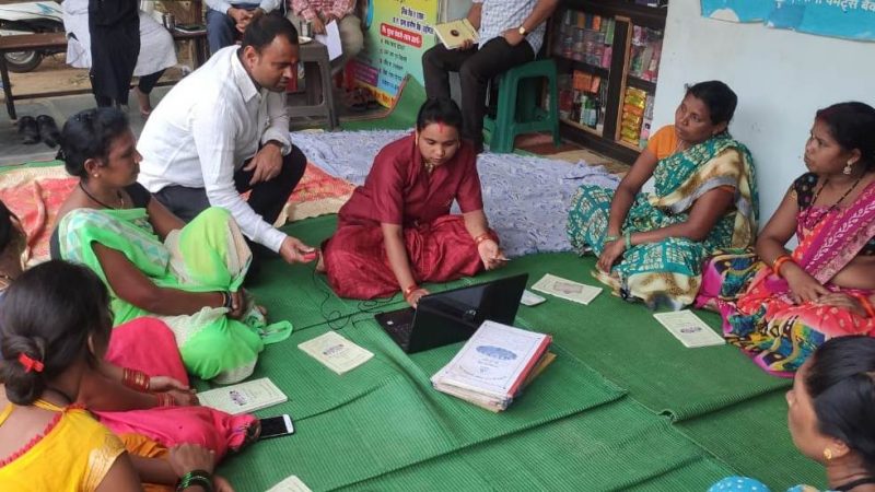 नक्सल प्रभावित क्षेत्रों में लोगों तक बैंक दीदीयां पहुंचा रही बैंक सुविधाएं