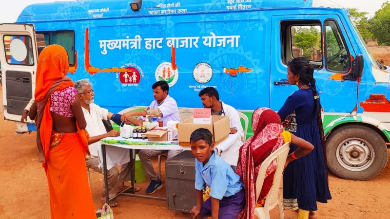 मुख्यमंत्री हाट बाजार क्लिनिक योजना से आदिवासियों को मिल रहा है नया जीवन