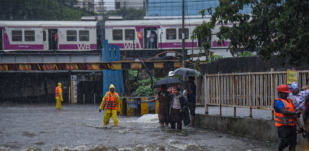 उत्तर भारत में बारिश का कहर, हिमाचल में गिरी इमारत, उफान पर नदियां, बहे पुल