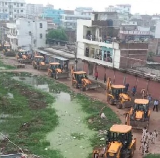 अतिक्रमण हटाने के दौरान पटना में भारी बवाल… बुलडोजर देखते ही हमला, सिटी एसपी का सिर फटा