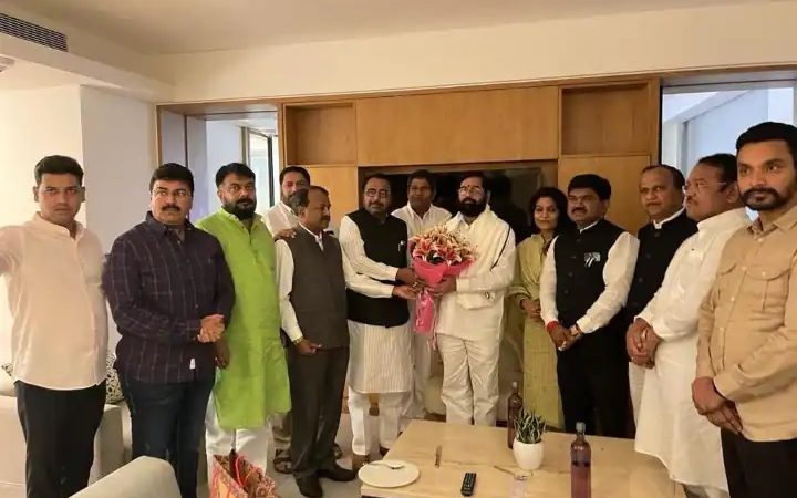 ठाकरे को बड़ा झटका,शिंदे गुट में शामिल हुए 12 सांसद