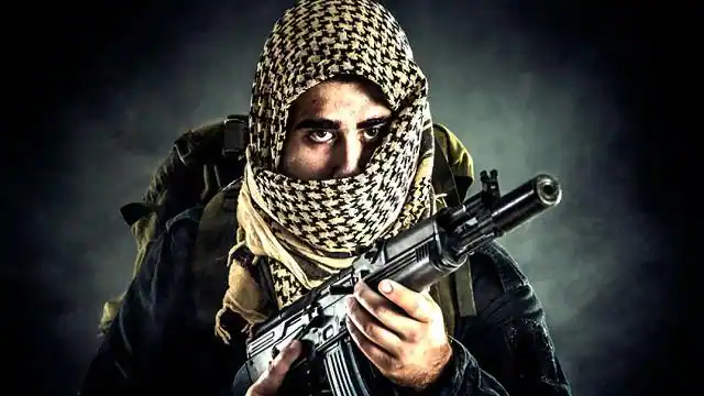 लश्कर-ए-तैयबा कमांडर समेत 4 आतंकी, तीन पकड़ाए