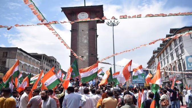 विजय दिवस पर लाल चौक पर तिरंगा, कश्मीरियों ने दिखाया उत्साह