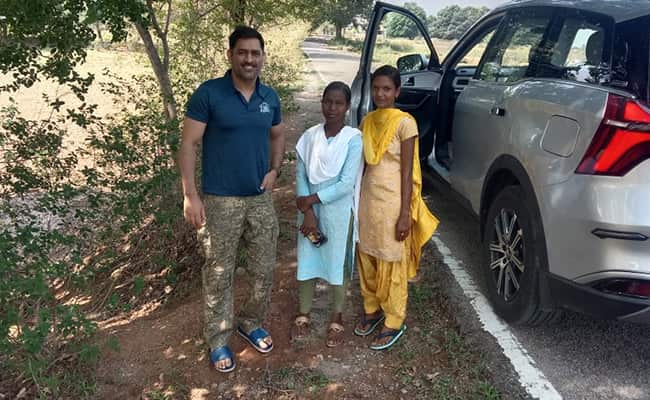 घुटने के दर्द के लिए एमएस धोनी करा रहे हैं 40 रुपये में आयुर्वेदिक इलाज