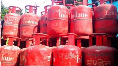 LPG Price Update: पिछले आठ साल में ढाई गुना महंगा हुआ सिलेंडर, सब्सिडी भी हाथ से निकली
