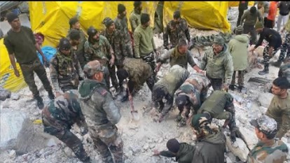 अब डोडा में फटा बादल: हाईवे पर यातायात बाधित, कई वाहन मिट्टी में धंसे, ITBP ने कहा- अमरनाथ से 15,000 लोगों को निकाला