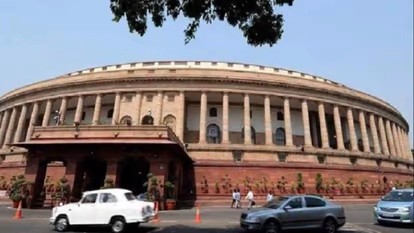 संसद में अब पर्चे और तख्तियों पर भी रोक, येचुरी बोले- विफल होगी लोकतंत्र का गला घोंटने की कोशिश