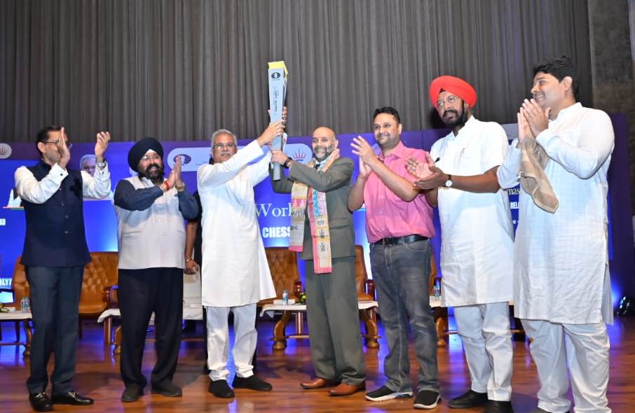 छत्तीसगढ़ में शतरंज ओलंपियाड के मशाल की मौजूदगी यहां के खिलाड़ियों को प्रेरित करेगी, सभी स्कूलों में हो शतरंज खेलने की व्यवस्था : श्री भूपेश बघेल