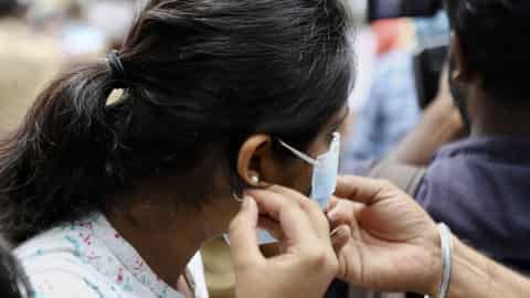 किसी ने मां से लिया दुपट्टा, तो किसी ने बालों के सहारे बचाई लाज; NEET की परीक्षा में ब्रा उतरवाने से सहमी लड़कियां