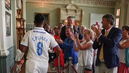 पुजारा का दीवाना हुआ लॉर्ड्स, दोहरे शतक के बाद दिग्गजों ने खडे़ होकर बजाई तालियां