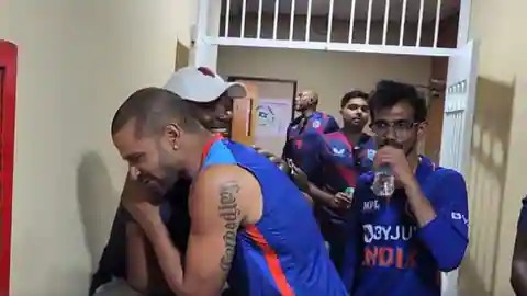 टीम इंडिया के ड्रेसिंग रूम पहुंचे दिग्गज ब्रायन लारा, शिखर धवन को लगाया गले; वीडियो हुआ वायरल