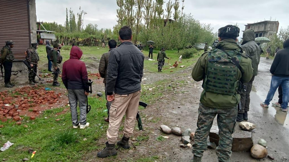 सेना के शिविर पर अटैक, दो जवान शहीद, मारे गए तीन आतंकवादी