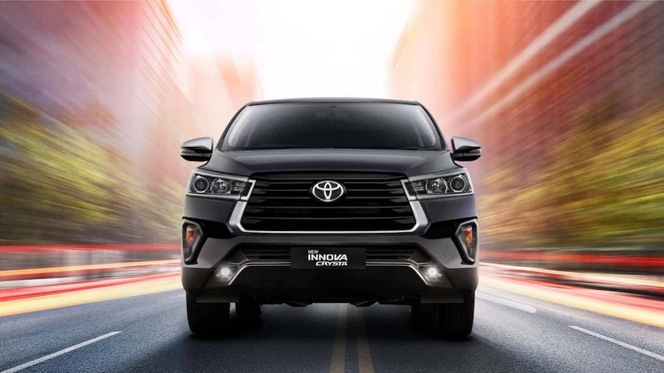 Innova Crysta को खरीदने के लिए उमड़े लोग, कंपनी को बंद करनी पड़ी बुकिंग