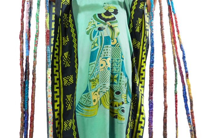 महिला ने 25 साल से नहीं कटवाए नाखून, लंबाई इतनी बढ़ गई कि मैनिक्योर में लगते हैं 5 घंटे