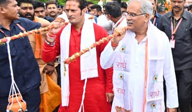 मुख्यमंत्री भव्य कांवड़ यात्रा में शामिल हुए