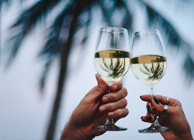 शराब पीते वक्त क्यों कहते हैं ‘चीयर्स’? सेलिब्रेशन में लोग क्यों उड़ाते हैं शैंपेन? जानिए वजह