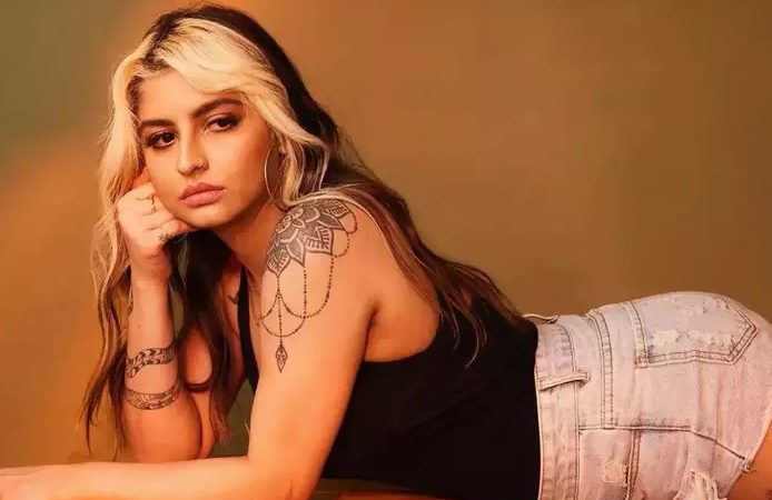 रॉकस्टार हैं फरहान अख्तर की बेटी शाक्या, ग्लैमर से कोसों दूर लेकिन हटकर है अंदाज